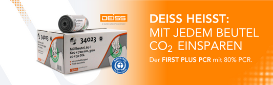 Bild einer Deiss-Produktwerbung. Das Design zeigt eine Deiss-Müllsackrolle auf einer Deiss-Produktschachtel, zusammen mit einem Text in deutscher Sprache, der übersetzt lautet: „Deiss bedeutet: CO₂ sparen mit jedem Sack. Der First Plus PCR mit 80 % PCR“. Das Deiss-Logo ist vorhanden.