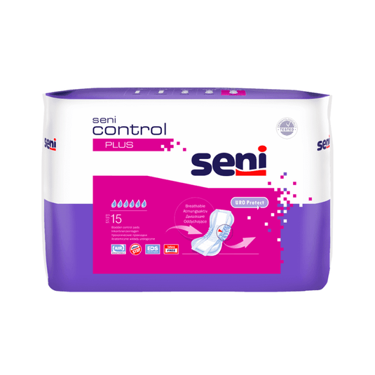 Un paquet Seni La protection contre l'incontinence « Control Plus » de TZMO Deutschland GmbH contient 15 protections, est dotée d'une barrière anti-fuites et est livrée dans un emballage violet et blanc arborant le logo de la marque et une illustration de la protection sur le devant.