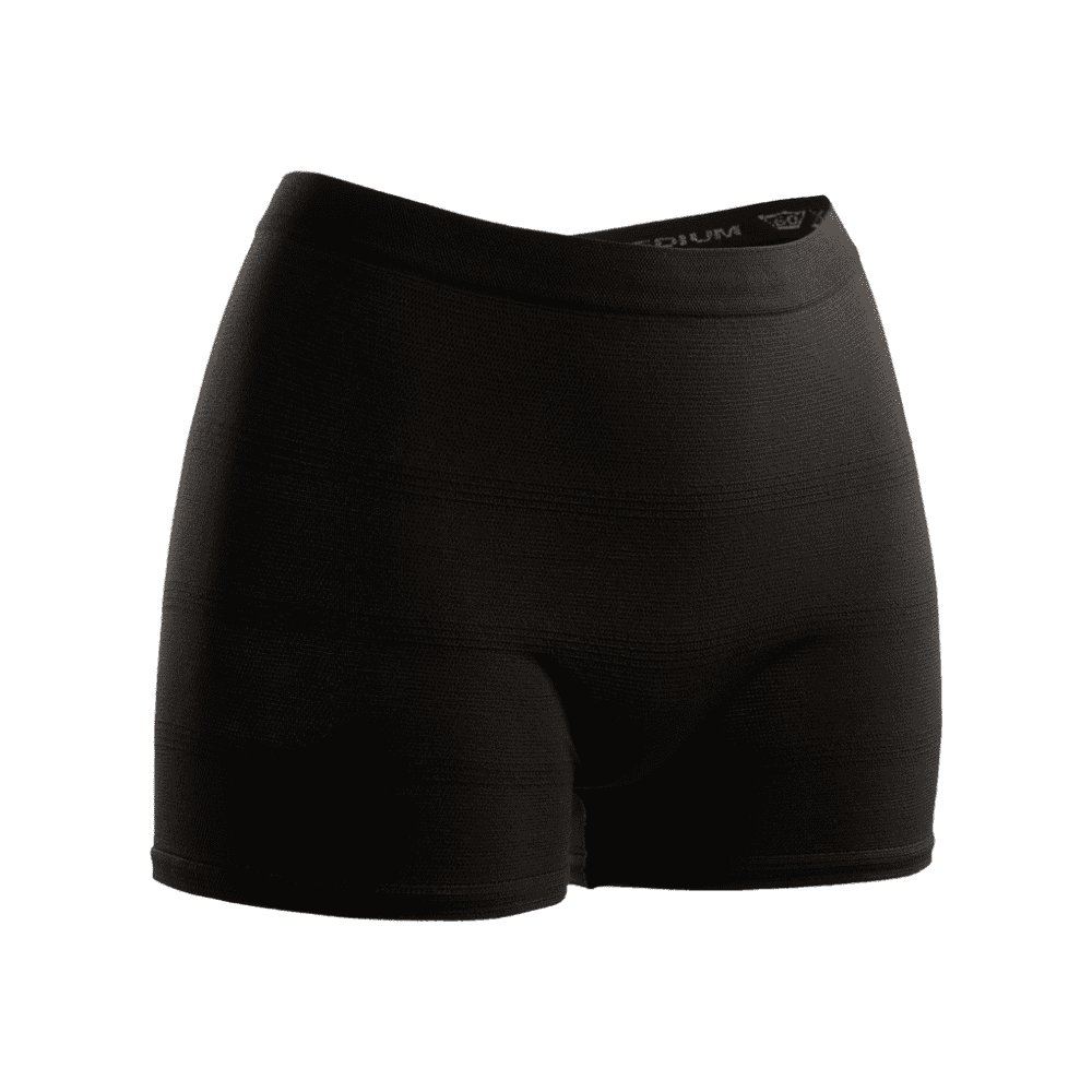 Zwarte sportcompressieshorts met zwarte fixeerbroeken, 2 stuks Seni Fix Comfort Man van TZMO Deutschland GmbH, geïsoleerd op een witte achtergrond, met gedetailleerde textuur van de stof en merklogo op de tailleband.