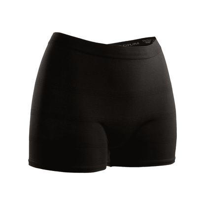 Zwarte sportcompressieshorts met zwarte fixeerbroeken, 2 stuks Seni Fix Comfort Man van TZMO Deutschland GmbH, geïsoleerd op een witte achtergrond, met gedetailleerde textuur van de stof en merklogo op de tailleband.