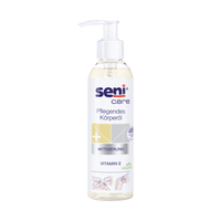 Une bouteille de 200 ml Seni L'huile de soin pour le corps Care de TZMO Deutschland GmbH, dotée d'un flacon pompe et d'une étiquette en allemand comportant le symbole « + », porte les mentions « Activation » et « Vitamine E ». Cette huile adaptée aux végétaliens est parfaite pour les peaux sensibles et apporte une hydratation essentielle grâce à sa formule liquide et transparente.