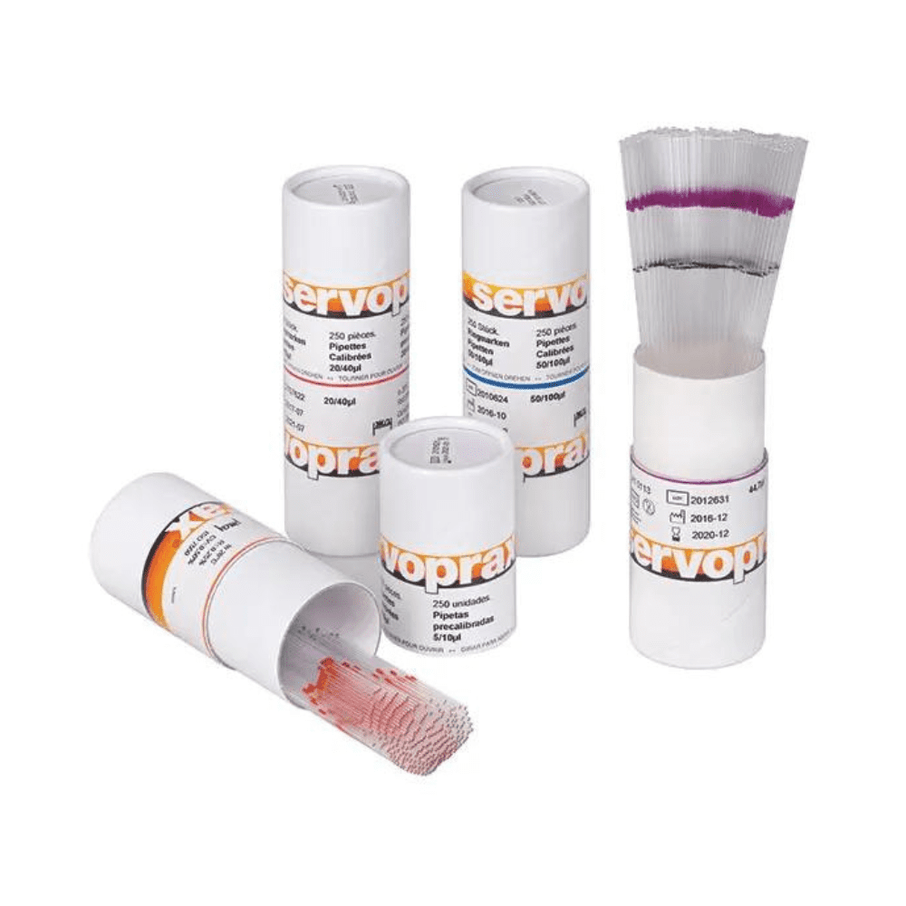 Er worden vijf cilindrische houders tentoongesteld met Servoprax ringmerkpipetten van 50 + 100 µl. Sommige houders zijn open en geven stapels kunststofvorken of pipetten vrij. Deze producten van Servoprax GmbH hebben witte ontwerpen met oranje en zwarte opdruk.