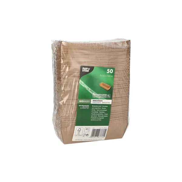 Un paquet scellé de 50 PAPSTAR "pure" Snacktrays en carton brun de PAPSTAR GmbH, vaisselle jetable durable avec une face avant verte pour les informations sur le produit et le branding.