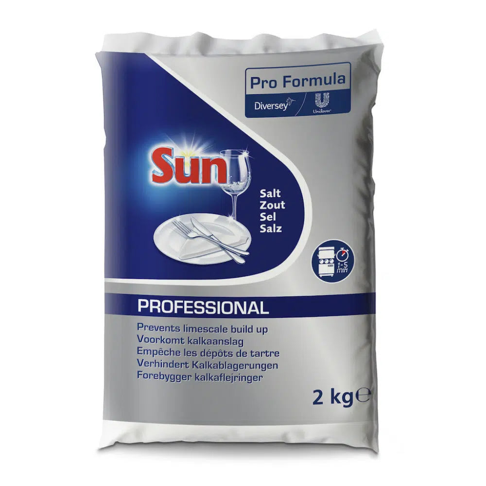 Een 2 kg-zak SUN Professional zout grofkorrelig, regeneratiezout van Diversey Deutschland GmbH & Co. OHG, in blauw-wit design met afbeeldingen van een wijnglas en een bord. De verpakking benadrukt de rol bij het voorkomen van kalkaanslag en bevat meertalige tekst.
