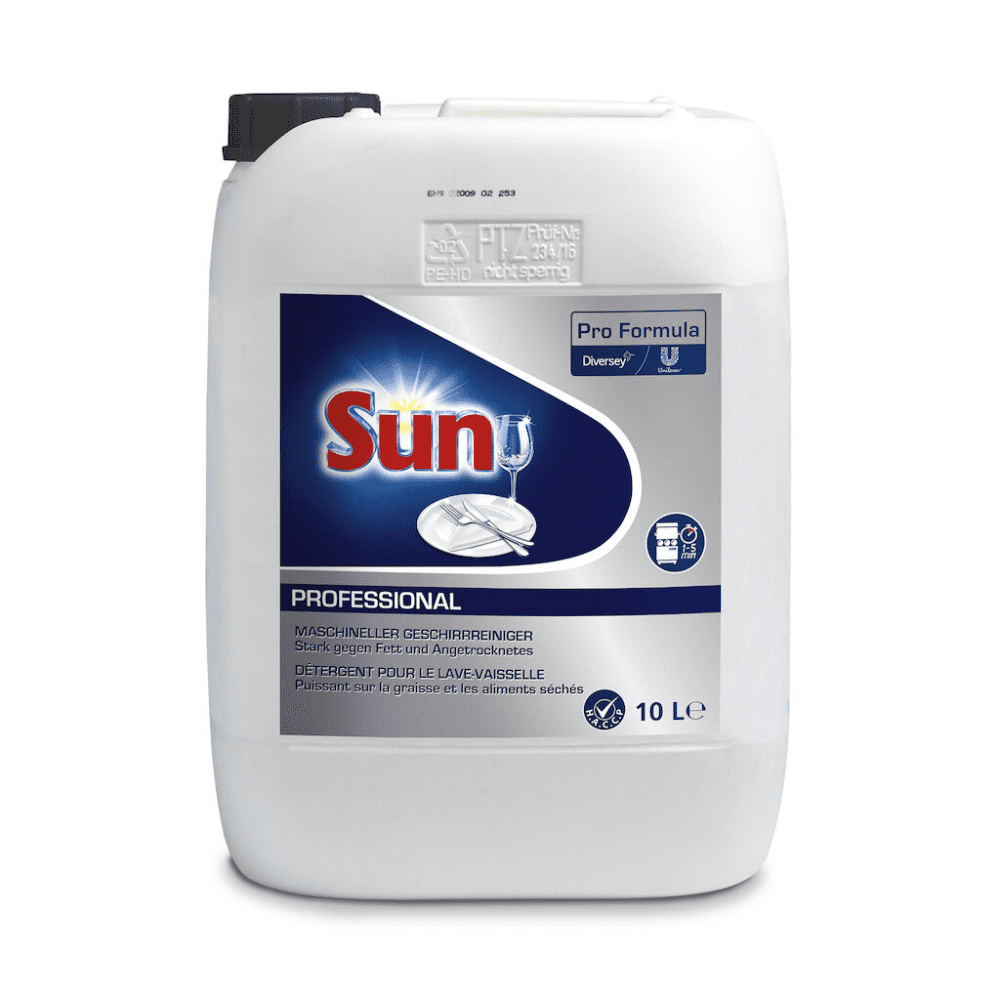 Een grote witte container met een blauw etiket siert in rood-gele letters het merk "Sun". Het vaatwasmiddel "Sun Pro Formula Liquid" van Diversey Deutschland GmbH & Co. OHG heeft een inhoud van 10 liter en bevat een krachtige formule voor vetverwijdering die altijd streeploze resultaten garandeert.