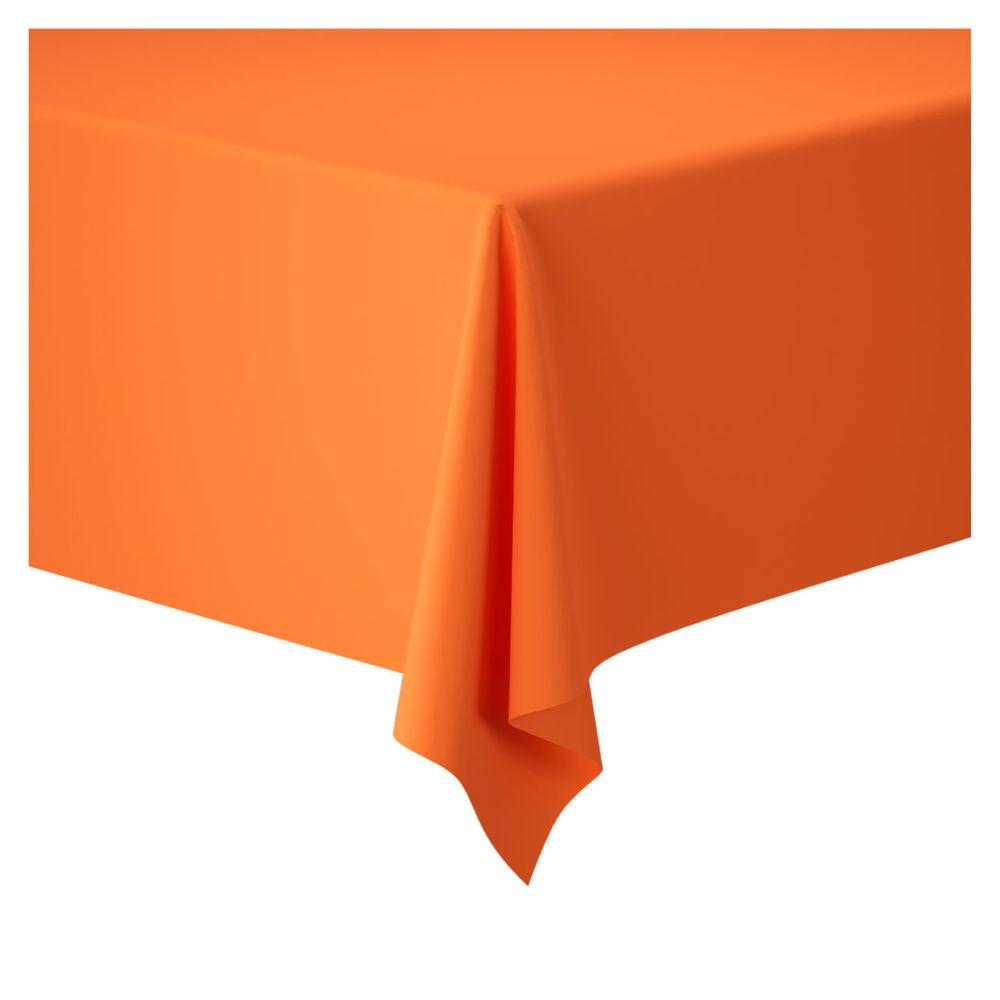 Un rouleau de nappe Dunicel (1,18 m x 25 m) de Duni GmbH en orange recouvre une table rectangulaire avec un coin tombant devant un fond blanc - parfait pour une décoration de table flexible lors de grands événements.