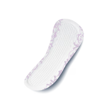 La protection urinaire TENA Discreet Normal de Essity Germany GmbH a une forme incurvée avec des motifs floraux violets discrets sur les bords et offre une protection supplémentaire contre l'incontinence. Ces serviettes blanches pour femmes ont été développées avec la technologie microPROTEX, sont disponibles en paquet de 24 pièces et sont isolées sur un fond blanc.