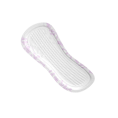 Le protège-slip TENA Discreet Mini Magic de Essity Germany GmbH se distingue par une texture matelassée et des motifs floraux délicats de couleur violet clair sur les bords. Il est équipé de la technologie microPROTEX et conçu pour les personnes ayant une faiblesse vésicale légère. Il se présente élégamment sur un fond blanc simple.