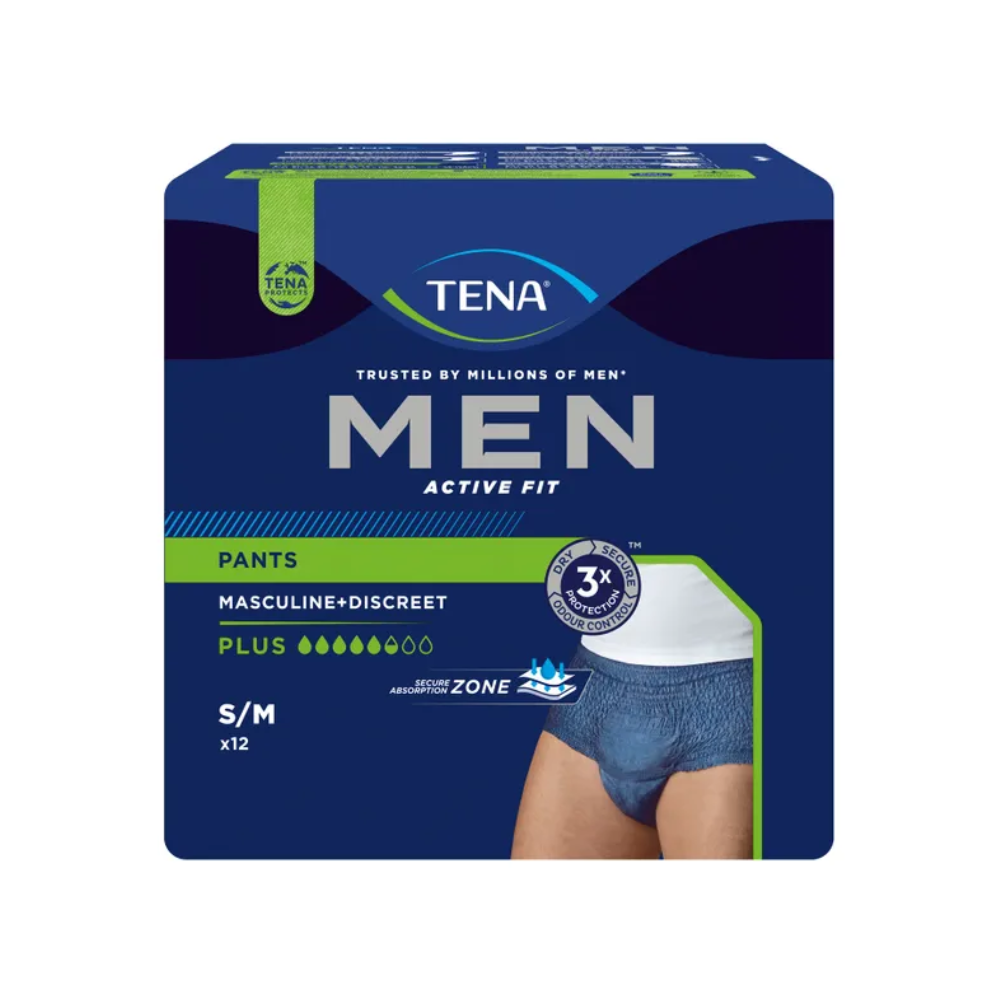 Les pantalons d'incontinence TENA Men Active Fit Pants Plus, proposés par TENA – Essity Deutschland GmbH, présentent un emballage bleu foncé avec des accents verts qui soulignent un design masculin et discret. Ils mettent en avant « 3x protection » et « absorption plus » pour contrer efficacement les pertes urinaires, et le paquet contient 12 pantalons en taille S/M.
