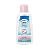 Afbeelding van een TENA ProSkin Body Lotion | Verpakking (250 ml) fles. De witte fles met roze dop is voorzien van het opschrift „fris geurend“ en is verrijkt met vitamine E, waardoor deze lotion ideaal is voor de normale tot droge huid. Op de verpakking is een symbool in de vorm van een waterdruppel te zien.