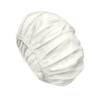 Een witte satijnen badmuts met gerimpelde elastische randen ter bescherming van het haar, die doet denken aan de zachte verzorging van de TENA ProSkin Shampoo Cap-badmuts.