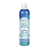 TENA ProSkin Wash Mousse, 3-in-1 wasschuim (400 ml) van Essity Germany GmbH valt op door zijn blauwe ontwerp met witte en groene accenten. Het product wordt omschreven als fris geurend, waardoor het perfect geschikt is voor de gevoelige huid, en biedt tegelijkertijd een 3-in-1-formule voor reiniging, bescherming en hydratatie.