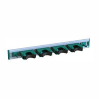 De Arcora TOOLS-HOUDER VOOR SERVICEWAGENS van Arcora International GmbH is voorzien van vier groen-zwarte, verende klemmen op een metalen rail, ideaal voor het opbergen van gereedschap en het ordenen van stelen van gereedschappen zoals bezems of dweilen.