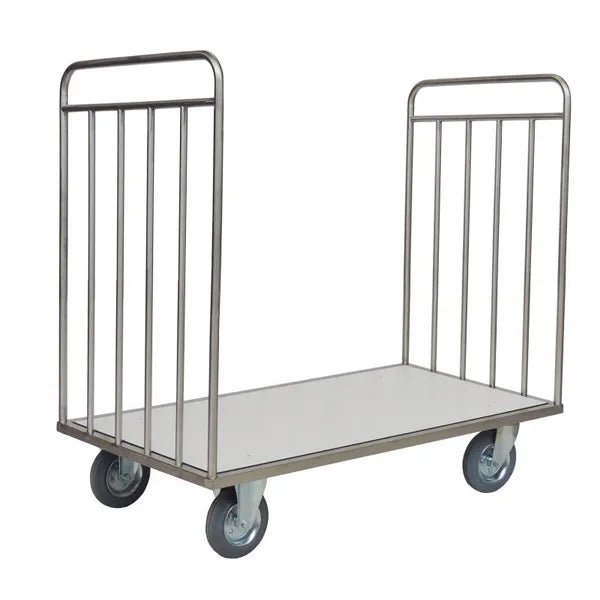 Een Novocal transportwagen zonder achterwand van roestvrij staal met een vlak platform, vier wielen en stevige verticale stangen aan beide uiteinden voor veilig transport van voorwerpen.