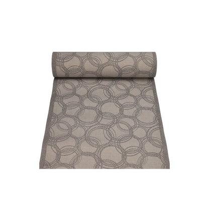 De tafelloper van PAPSTAR GmbH uit de ROYAL Collectie is een 24m x 40cm grote, stofachtige rol van pulp-viscose-tissue mix, die een cirkelvormig geometrisch patroon in grijs- en beigetinten vertoont. Het gedeeltelijk uitgerolde materiaal toont elegant zijn naadloze ontwerp.