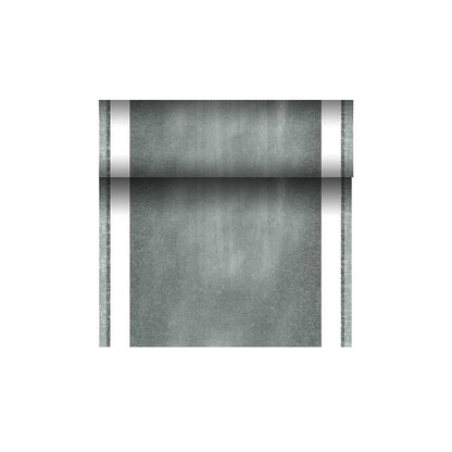 Een rol stofachtig groene tafelloper uit de PAPSTAR tafelloper PV-Tissue Mix „ROYAL Collection“ met schone witte randen is gedeeltelijk uitgerold voor een eenvoudige witte achtergrond. Dit product, vervaardigd door de PAPSTAR GmbH, heeft door zijn unieke samenstelling van cellulose-viscose-tissue-mix een licht verweerd uiterlijk.