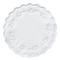 Le sous-verre en papier Duni, une petite nappe ronde et multicouche blanche de 9 cm de diamètre de la société Duni GmbH, dispose de bords ondulés et d'un motif en relief artistique le long du bord, ajoutant de l'élégance à chaque couvert et disponible en paquets de 250 pièces.