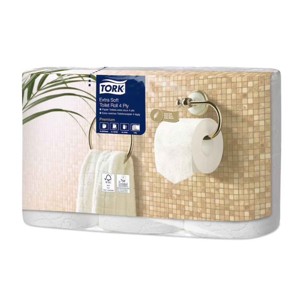 L'image montre un paquet de papier toilette en petits rouleaux Tork 110406 extra doux Premium T4 4 couches, présenté par TORK – Essity Professional Hygiene Germany GmbH. L'emballage montre un mur carrelé de marbre avec un support monté et une serviette blanche sur un anneau, idéal pour les salles de bain haut de gamme. Ce produit est désigné comme papier toilette Premium.