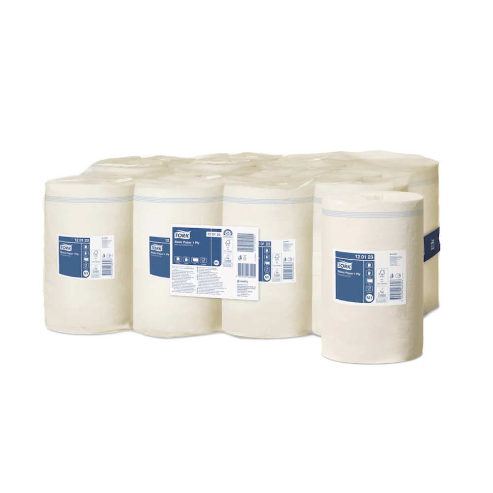 Plusieurs rangées de grands rouleaux de papier essuie-mains Tork 120123 standard beige avec des étiquettes bleues et blanches de TORK – Essity Professional Hygiene Germany GmbH. Chaque rouleau offre une solution économique, avec des informations détaillées sur le produit imprimées sur l'étiquette sur un fond blanc simple.