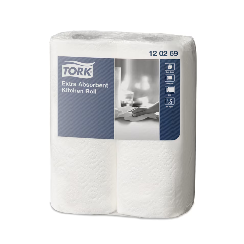 Een doos met 24 rollen Tork 120269 extra-absorberend keukenpapier Premium 2-laags van Essity Professional Hygiene Germany GmbH toont het merkelogo en productdetails, waarbij symbolen wijzen op de hoogwaardige tweelaagse constructie. De witte rollen hebben een subtiel reliëfpatroon.
