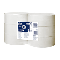 Zes rollen Tork 120272 Jumbo toiletpapier Advanced, geschikt voor groot verbruik, zijn gestapeld en verpakt in een doorzichtige verpakking. Op het etiket aan de voorkant staan productgegevens zoals het merk, het type en de specificaties vermeld. Ideaal voor gebruik in Tork-dispensers.