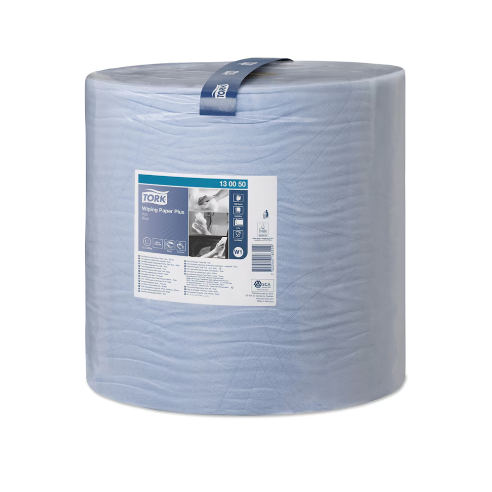Un grand rouleau de serviettes en papier multifonctions Tork 130050 Premium W1 de haute qualité dans un emballage en plastique. L'étiquette sur le devant contient des détails sur le produit, y compris des instructions d'utilisation et des éléments de marque qui soulignent ces serviettes hautement absorbantes comme indispensables pour toute tâche de nettoyage.