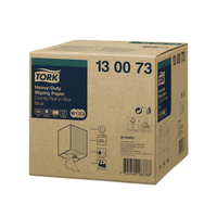 La photo représente un carton bleu contenant des essuie-tout polyvalents extra-résistants Tork 130073 Premium W1 W2 W3, d'une capacité de 500 feuilles et comportant différents symboles. Ce produit à deux couches de qualité premium est commercialisé sous la marque Essity.