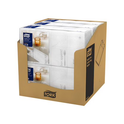 Een doos met zes verpakkingen Tork 13662 Tork Soft Guten Appetit Bestekzakjes-servetten, elk met een blauw etiket. De verpakking is versierd met een afbeelding van mes, vork en glas en de zin "Guten Appetit" en belichaamt met elk Tork Soft-product van Essity Professional Hygiene Germany GmbH elegantie bij het eten.