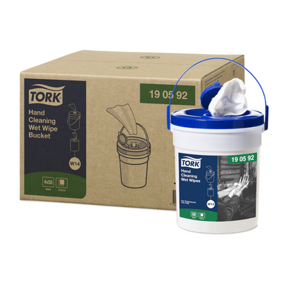 L'image montre un seau blanc de lingettes humides pour le nettoyage des mains Tork 190592 Premium W14 1-couche de TORK – Essity Professional Hygiene Germany GmbH avec un couvercle bleu et une poignée de transport. Un chiffon visible dépasse du haut, idéal pour le nettoyage des mains sans eau. Derrière se cache un carton avec des détails du produit et des illustrations soulignant la qualité professionnelle.