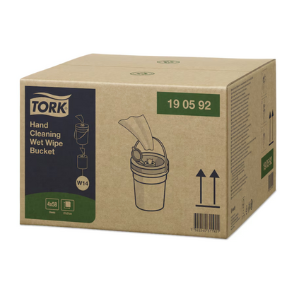 Le carton de lingettes humides pour le nettoyage des mains Tork 190592 Premium W14 1-couche de TORK – Essity Professional Hygiene Germany GmbH, contient quatre seaux et montre une illustration d'un seau de lingettes humides ainsi que des détails du produit pour le nettoyage des mains sans eau, le tout en qualité professionnelle.