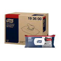 Un grand carton portant l'inscription « Tork 193600 Lingettes désinfectantes humides pour surfaces Premium W20 | Carton (12 paquets) » de TORK – Essity Professional Hygiene Germany GmbH et le slogan « Désinfectant pour surfaces » se trouve à côté d'un emballage plus petit et élégant. Sur cet emballage blanc rehaussé de touches de bleu et de rouge, on peut voir les lingettes ainsi que le chiffre « 60 » bien en évidence.