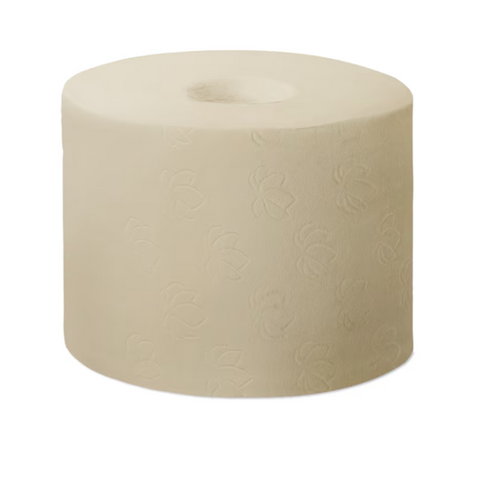 Eine Rolle beiges TORK 471255 hülsenloses Midi Toilettenpapier Advanced Natur T7 2-lagig | Auf dem Bild ist Karton (36 Rollen) aus 100% recycelten Fasern zu sehen. Das Toilettenpapier ist mit einem floralen Prägemuster versehen und weist Advanced-Qualität auf. Die hülsenlose Midi Toilettenpapierrolle steht aufrecht auf einem schlichten weißen Untergrund.