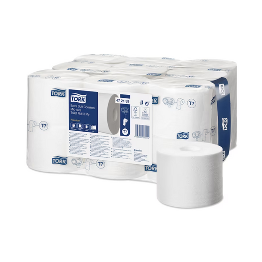 Eine Packung Tork 472139 extra weiches hülsenloses Midi Toilettenpapier Premium T7 3-lagig | Karton (18 Rollen). Die Packung enthält mehrere hülsenlose Rollen sichtbar in einer Plastikhülle mit blau-weißem Branding. Eine Rolle liegt vorne in der Packung. Die Produktverpackung zeigt verschiedene Details und Informationen.