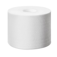 Un grand rouleau cylindrique de papier toilette Tork 472139 Optiserve extra doux Premium T7 sans mandrin Midi avec un motif floral délicat est apparemment inutilisé sur un fond blanc.