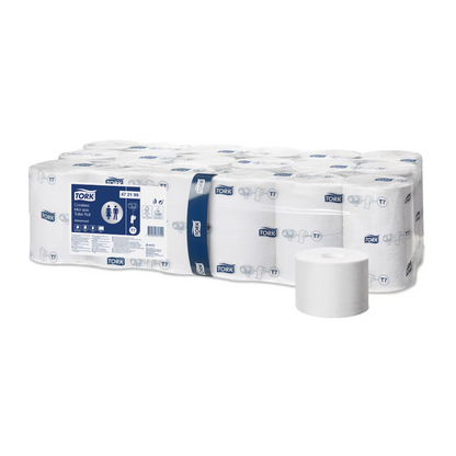 Un carton de papier toilette Tork 472199 de TORK – Essity Professional Hygiene Germany GmbH avec des rouleaux Midi sans noyau de qualité avancée en blanc (T7 2 couches), emballé ensemble dans un plastique transparent avec une étiquette bleue. Un rouleau est exposé à l'extérieur de l'emballage pour mettre en valeur sa qualité exceptionnelle.