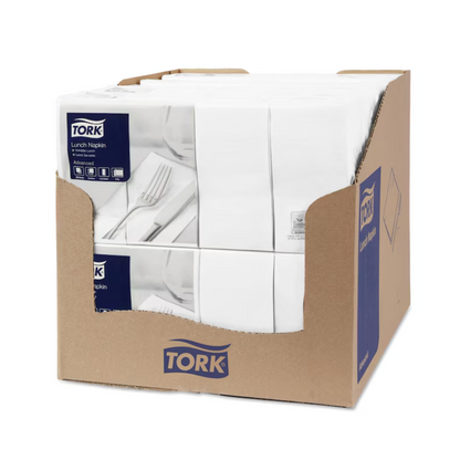 Un carton contient des paquets de serviettes de table Tork 477402 blanches pliées en 1/8, 2 plis. À l'extérieur, on peut voir des images du produit et le branding TORK. À l'intérieur, les serviettes blanches pliées en 1/8 sont élégamment disposées à côté de couverts.