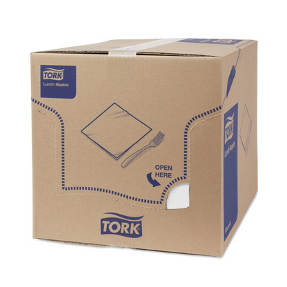 Carton avec l'inscription « Tork 477402 serviettes de table blanches pliées en 1/8, 2 plis | Carton (10 paquets) » de TORK – Essity Professional Hygiene Germany GmbH, avec des images d'une serviette et d'un couvert. Des lignes perforées indiquent où l'emballage doit être ouvert, fermé avec du ruban adhésif blanc. Ces serviettes compostables industriellement offrent confort et durabilité à chaque utilisation.