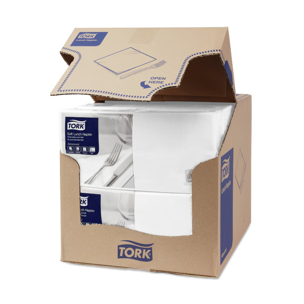 Een karton met Tork 477414 Soft Lunchservetten Wit Advanced 3-laags is gedeeltelijk geopend en biedt zicht op vier stapels drielaagse, industrieel composteerbare witte servetten. De karton toont de blauw-witte branding van TORK - Essity Professional Hygiene Germany GmbH, samen met productinformatie en een duidelijke 'Hier openen'-instructie op de bovenklep.
