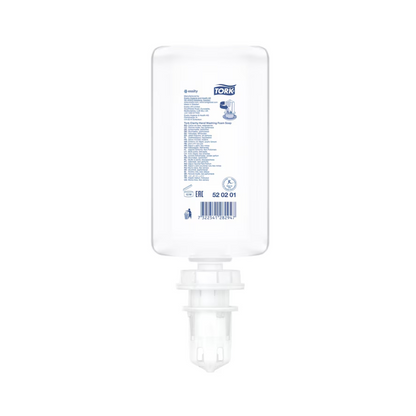 Een navulfles Tork 520201 Pure Hand Schuimzeep Premium S4 (1000 ml) van TORK – Essity is ondersteboven afgebeeld op een witte achtergrond, met een zichtbare streepjescode en een etiket dat handhygiëne en natuurlijke ingrediënten benadrukt.