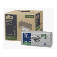 Op de afbeelding zijn een kartonnen doos en een verpakking Tork 520679 Premium W4 industriële reinigingsdoekjes (1-laags) te zien. Op de bruine kartonnen doos staan productdetails vermeld, terwijl op de grijze verpakking een hand met een doekje is afgebeeld. Beide Premium reinigingsdoekjes van TORK – Essity Professional Hygiene Germany GmbH zijn voorzien van het nummer 52 06 79.
