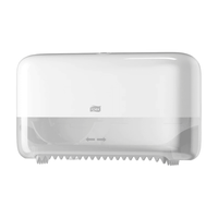 Le distributeur de serviettes en papier mural Tork 558040, proposé par TORK – Essity Professional Hygiene Germany GmbH, est un distributeur blanc respectueux de l'environnement à double rouleau, doté d'une partie inférieure transparente. Il comporte un petit logo sur la face avant et un bord dentelé sur la partie inférieure permettant de détacher facilement le papier toilette « Midi » sans mandrin Elevation T7.