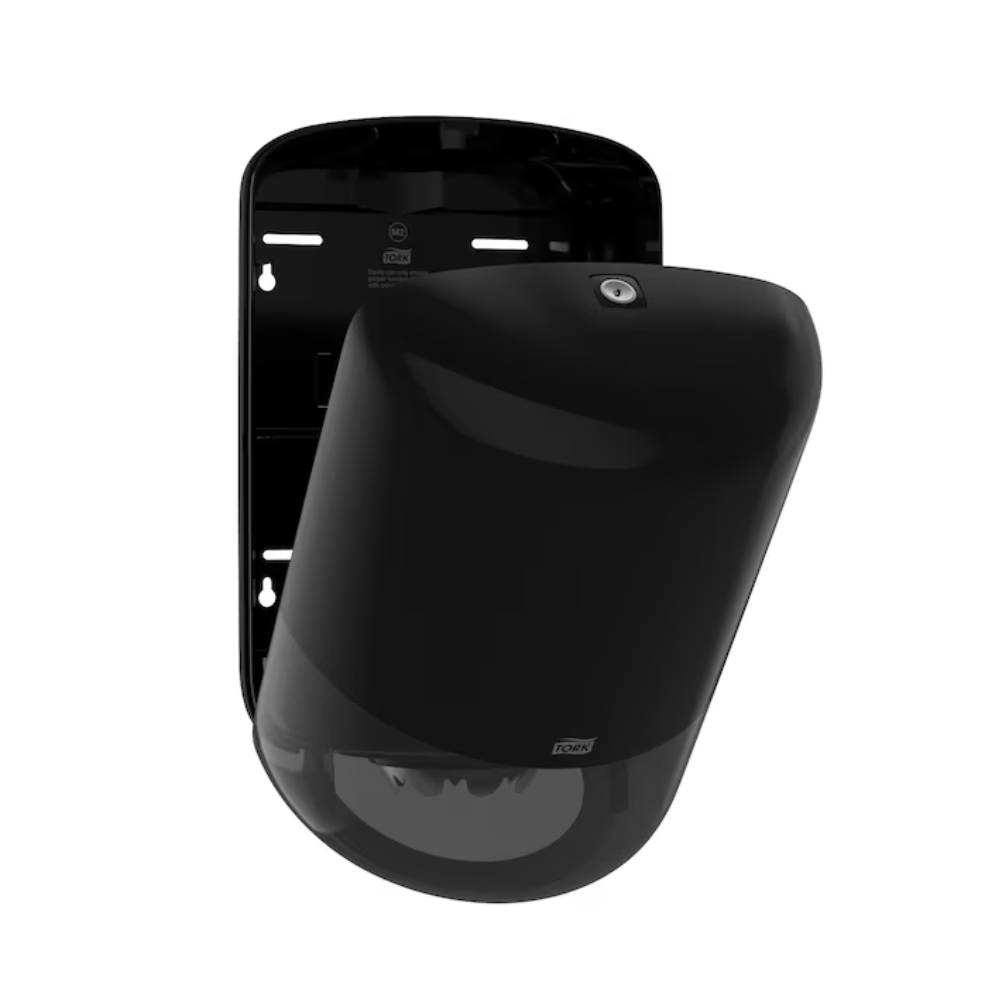 Der Tork 559008 Innenabrollungsspender Elevation M2 von Essity Professional Hygiene Germany GmbH präsentiert sich in einem eleganten und abgerundeten schwarzen Design zur Wandmontage. Er verfügt über eine leicht geöffnete Frontabdeckung, die auf sein großes Fassungsvermögen hinweist, und das alles vor einem schlichten weißen Hintergrund, der seinen modernen und stilvollen Look betont.