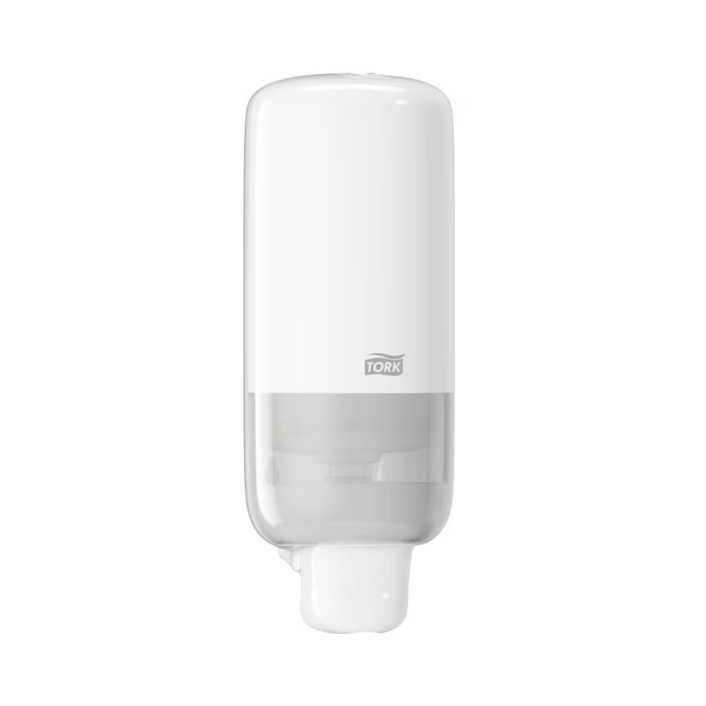 Le distributeur Tork 561500 pour savon et désinfectant pour les mains Elevation S4, fabriqué par TORK - Essity Professional Hygiene Germany GmbH, dispose d'un design mural blanc élégant avec une partie inférieure transparente qui montre élégamment l'étiquette « Tork ». Ce distributeur a été conçu pour améliorer l'hygiène des mains et ajoute une touche de design Elevation à tout environnement.