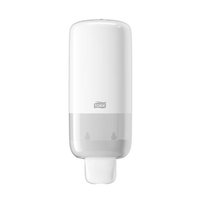 Le distributeur Tork 561500 pour savon et désinfectant pour les mains Elevation S4 de TORK – Essity Professional Hygiene Germany GmbH est un distributeur mural blanc au design Elevation. Il dispose d'une section inférieure semi-transparente pour surveiller facilement le niveau de savon et favorise l'hygiène des mains avec son mécanisme à bouton-poussoir situé en bas pour une distribution fluide.