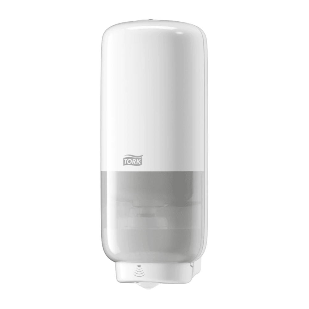 De Tork 561600 huidverzorgingsdispenser van TORK – Essity Professional Hygiene Germany GmbH is een witte, wandgemonteerde handdesinfectiemiddeldispenser met Intuition Sensor voor contactloze uitgifte. Zijn halftransparante bodem maakt het gemakkelijk om het vloeistofpeil binnenin te controleren en ervoor te zorgen dat het nooit opraakt.