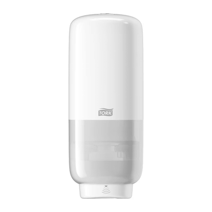 De Tork 561600 huidverzorgingsdispenser met Intuition Sensor Elevation S4 van Essity Professional Hygiene Germany GmbH wordt gepresenteerd tegen een eenvoudige achtergrond. Deze witte, contactloze dispenser heeft een transparant onderste deel, een slank, langwerpig ontwerp en het Tork-logo aan de voorkant, waardoor de hygiëne moeiteloos wordt verbeterd.