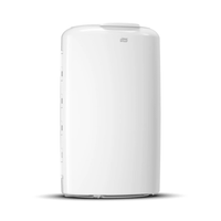 La poubelle Tork 563000 « Elevation » 50 litres B1 de TORK – Essity Professional Hygiene Germany GmbH est une poubelle verticale raffinée, de couleur blanche, aux bords lisses et au design minimaliste. Elle offre des possibilités d'installation flexibles, car elle s'intègre avec élégance sur n'importe quelle surface plane.
