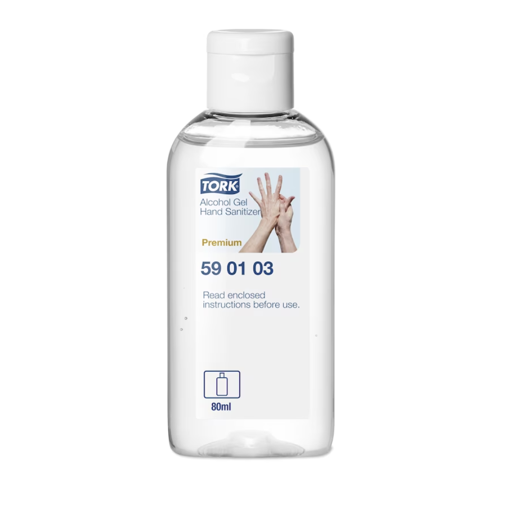 De Tork 590103 handdesinfectiegel premium-fles is gemaakt van helder kunststof en heeft een witte klapdop. Het etiket bevat de term "handdesinfectiegel", een afbeelding van handen, en geeft aan dat het 80 ml met 80% alcohol bevat. Instructies voor chirurgische handdesinfectie zijn als referentie voor gebruik inbegrepen. Het product maakt deel uit van TORK van Essity Professional Hygiene Germany GmbH.