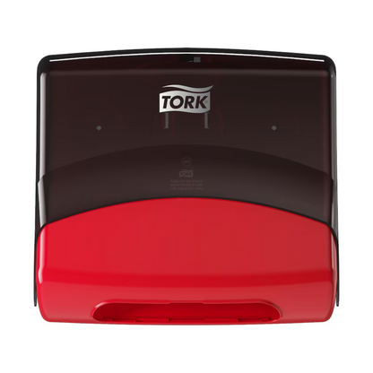 Een Tork 654008 enkelvoudige doekjesdispenser Performance W4 papierhanddoekdispenser is aan een witte muur gemonteerd. Het bovenste deel is zwart en het onderste rood. Het Tork-logo, dat in verband staat met Essity Professional Hygiene Germany GmbH, verschijnt in wit op het zwarte gedeelte.