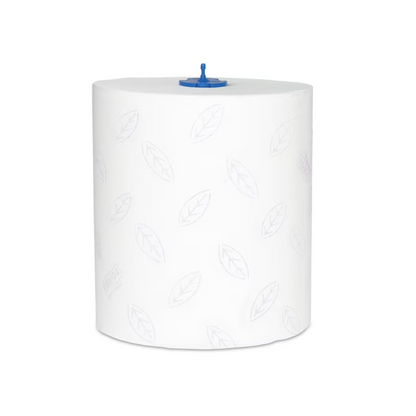 Een grote, witte Tork Matic® 290016 zacht rolhanddoek Premium H1 2-laags met een subtiel bladpatroon en een blauwe kunststof dispenserkap in het midden, ontworpen voor gebruik in commerciële of industriële dispensers. De TORK Premium H1 2-laags rol staat rechtop voor een eenvoudige achtergrond.